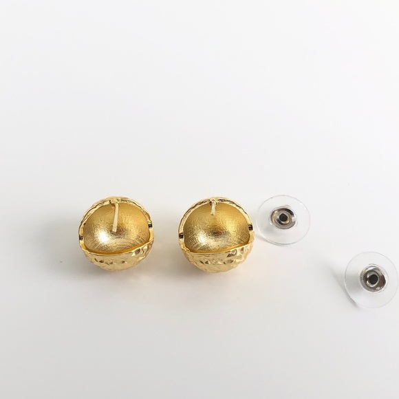 Diamond Cuts Round Stud Earrings - Picture 5 of 8